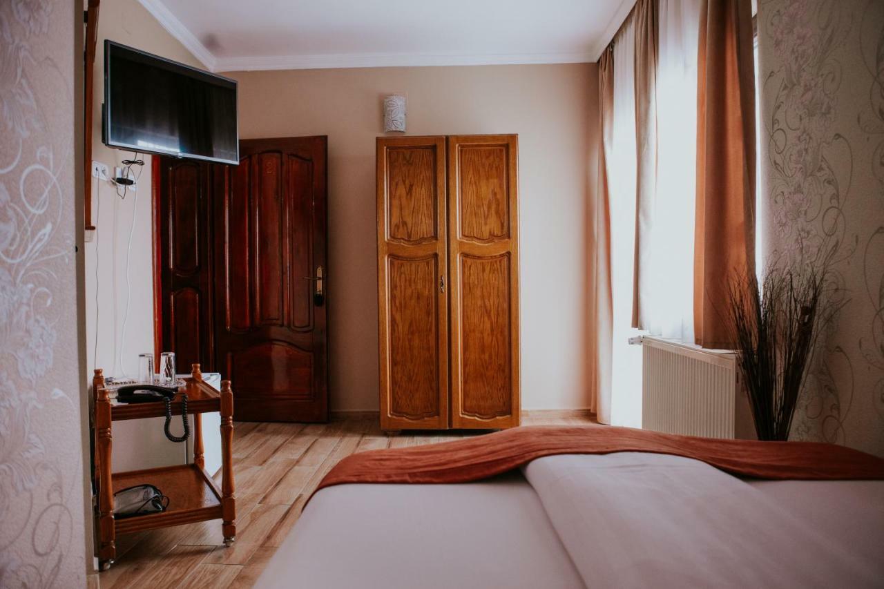 Hotel-Restaurant Milenium Salonta Екстериор снимка