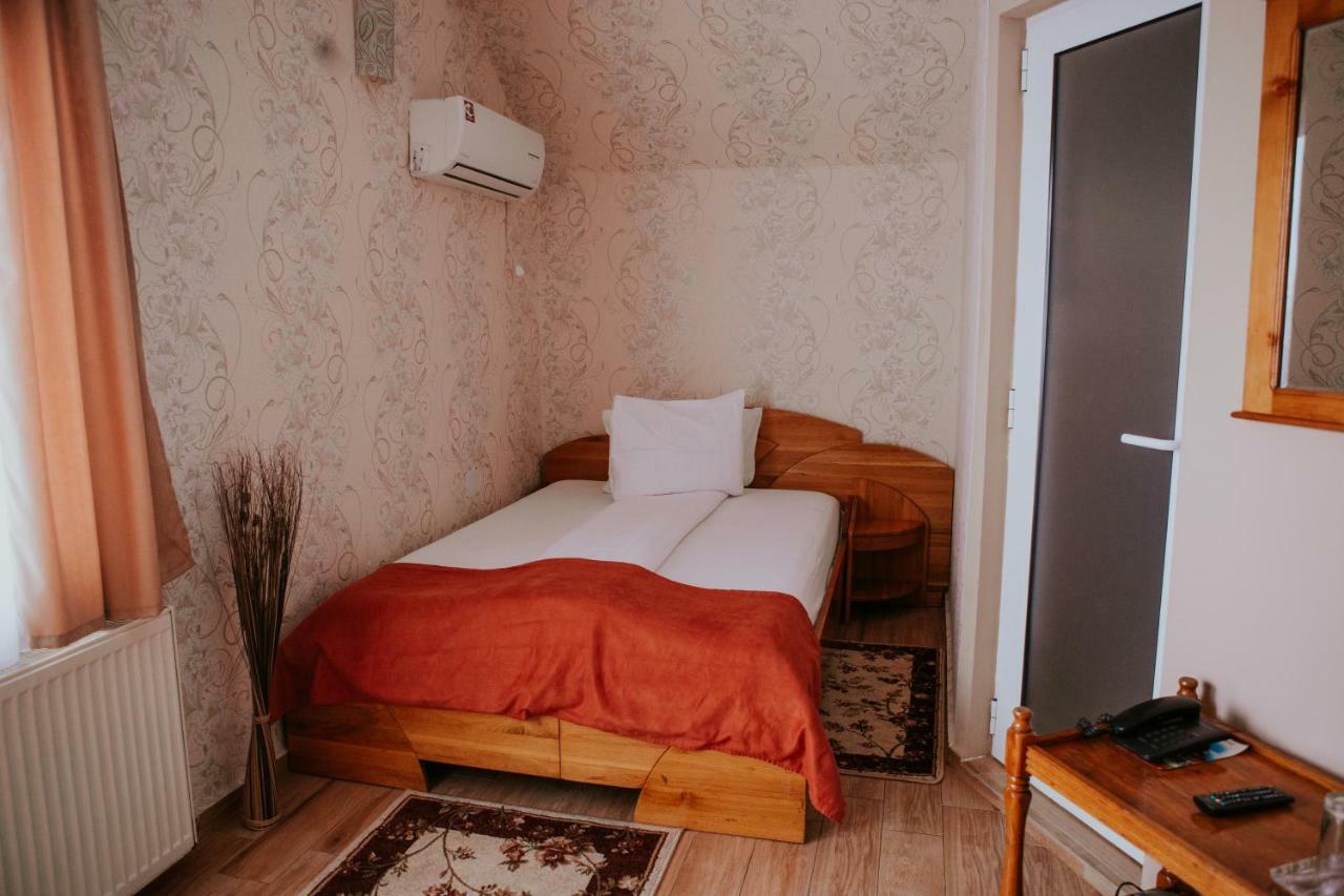 Hotel-Restaurant Milenium Salonta Екстериор снимка
