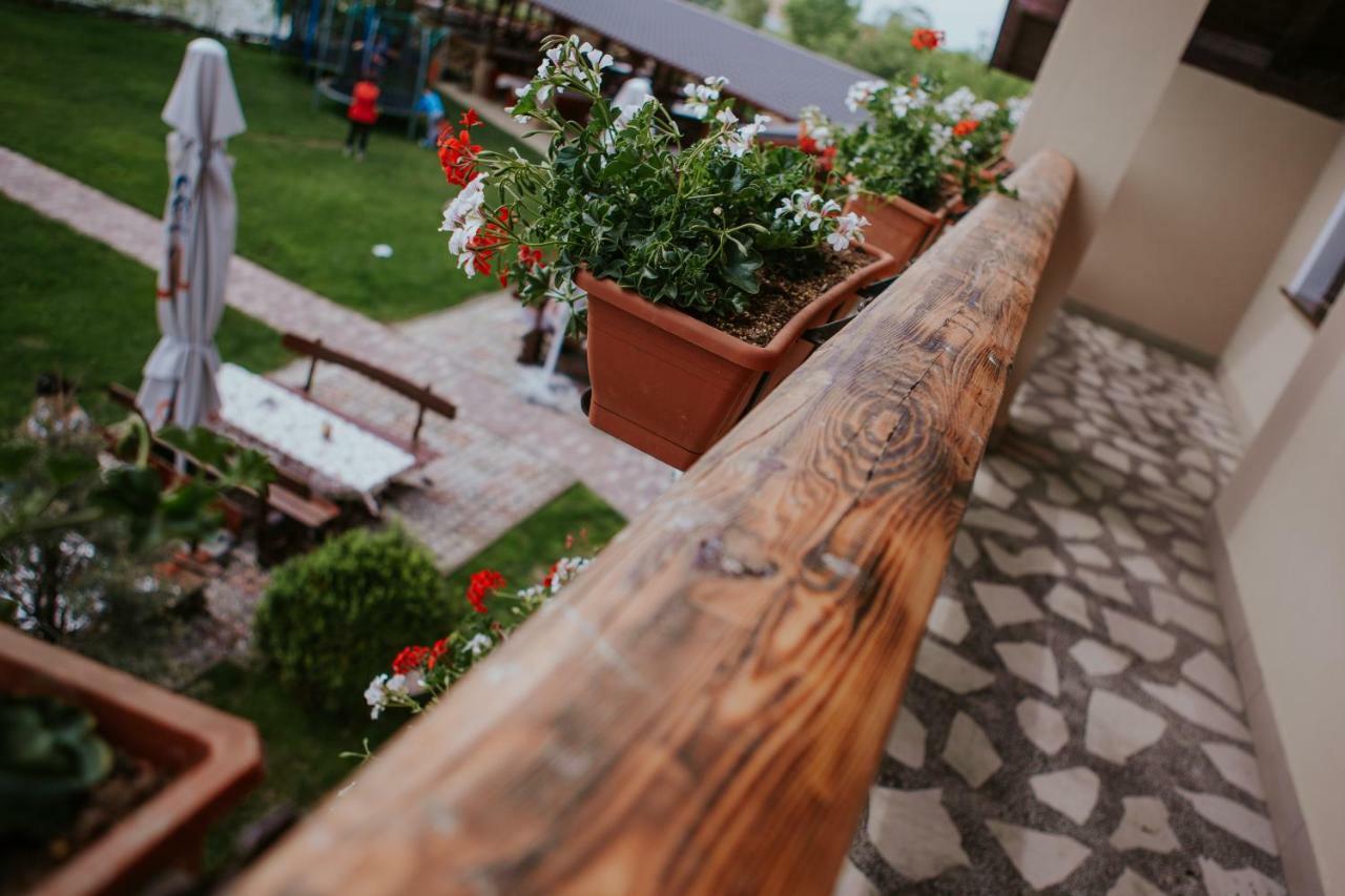 Hotel-Restaurant Milenium Salonta Екстериор снимка