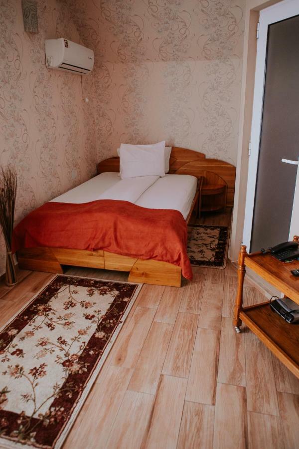 Hotel-Restaurant Milenium Salonta Екстериор снимка