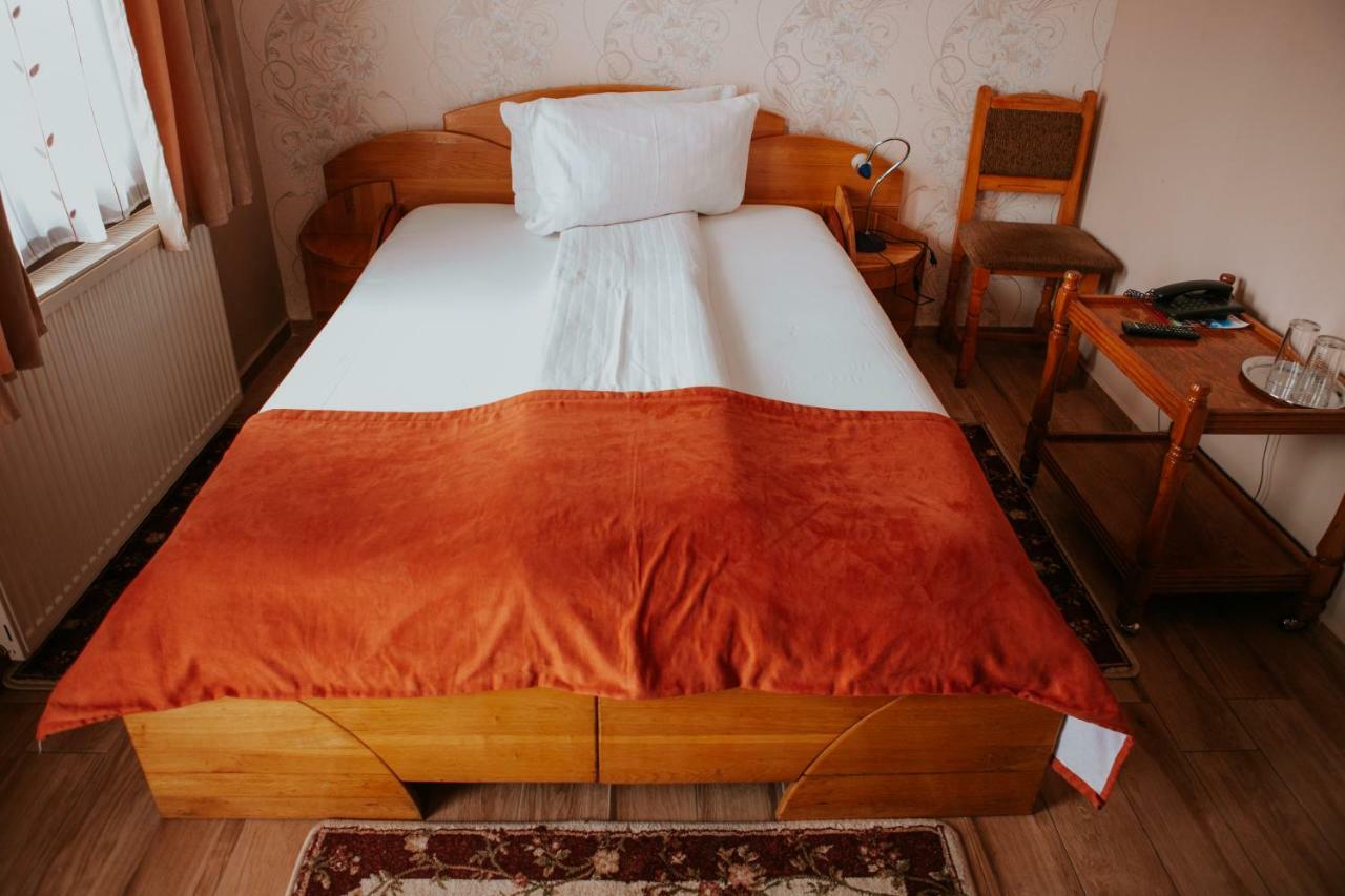 Hotel-Restaurant Milenium Salonta Екстериор снимка
